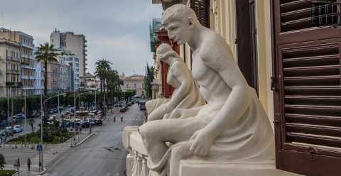 Bari, grandi statue ed elaborati fregi:  Palazzo Atti, simbolo liberty di corso Cavour 